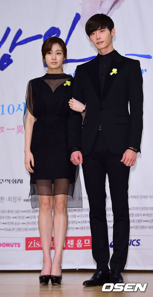 강소라(좌부터/영화배우/탤런트/윌엔터테인먼트),이종석(모델/탤런트)
‘닥터 이방인’ 주연 배우들인 강소라 이종석 등이 노란리본달기 캠페인에 동참했다.