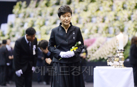 박근혜(대통령/대한민국대통령)
박근혜 대통령이 29일 오전 경기도 안산 화랑유원지에 마련된 ‘세월호 사고 희생자 정부 합동분향소’를 방문해 조문하고 있다.