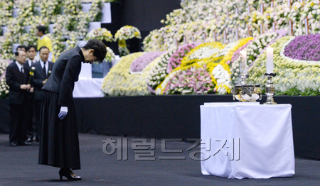 박근혜(대통령/대한민국대통령)
박근혜 대통령이 29일 오전 경기도 안산 화랑유원지에 마련된 ‘세월호 사고 희생자 정부 합동분향소’를 찾아 약 10분 간 고인들의 넋을 기리고, 유가족을 위로했다.