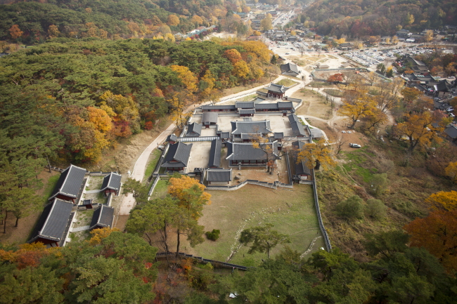 남한산성이 유네스코 세계유산으로 등재될 수 있을 것으로 보인다.
문화재청은 ICOMOS(국제기념물유적협의회)가 ‘남한산성의 세계유산 등재 여부에 대한 평가 결과 보고서’에서 남한산성을 ‘등재 권고’로 평가해 지난 25일 유네스코(UNESCO)에 제출했음을 최종적으로 확인했다고 29일 밝혔다.
