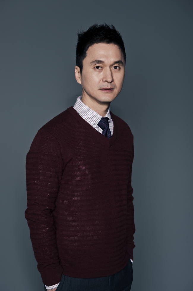장현성(탤런트/영화배우)
예민한 신경으로 옳고 그름을 적어내려가던 신문기자(JTBC ‘아내의 자격’)는 소름끼칠 만큼 황폐하고 섬뜩한 속물이었고, 정갈한 뉴스앵커는 외도를 일삼고도 뻔뻔한 찌질남(SBS ‘결혼의 여신’)이었다. 장현성의 얼굴은 또 한 번 달라졌다. “대통령이 어떤 사람인지는 중요하지 않다.