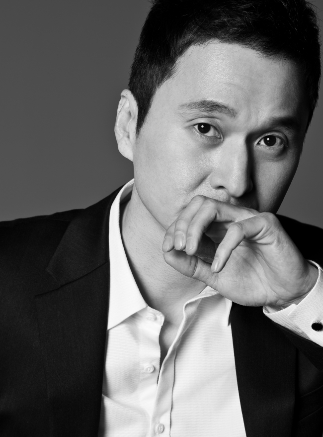 장현성(탤런트/영화배우)
예민한 신경으로 옳고 그름을 적어내려가던 신문기자(JTBC ‘아내의 자격’)는 소름끼칠 만큼 황폐하고 섬뜩한 속물이었고, 정갈한 뉴스앵커는 외도를 일삼고도 뻔뻔한 찌질남(SBS ‘결혼의 여신’)이었다. 장현성의 얼굴은 또 한 번 달라졌다. “대통령이 어떤 사람인지는 중요하지 않다.