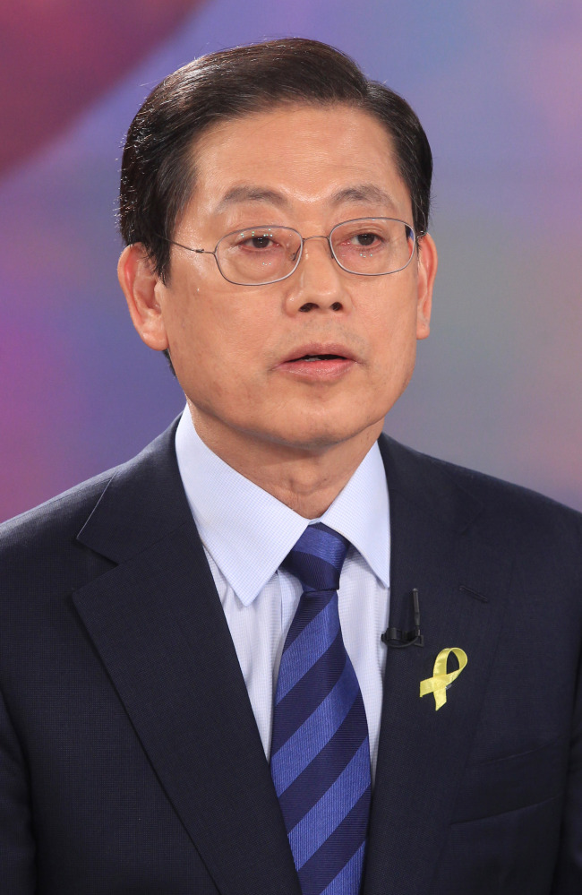 서울시 경선후보토론회<br />29일 서울중구 매경미디어센터 MBN스튜디오에서 서울시 경선후보토론회가 열린가운데 김황식, 정몽준, 이혜훈 후보가 토론회에 앞서 포즈를 취하고 있다./2014.04.29./국회사진기자단
서울시 경선후보토론회
29일 서울중구 매경미디어센터 MBN스튜디오에서 서울시 경선후보토론회가 열린가운데 김황식, 정몽준, 이혜훈 후보가 토론회에 앞서 포즈를 취하고 있다./2014.04.29./국회사진기자단
서울시 경선후보토론회
29일 서울중구 매경미디어센터 MBN스튜디오에서 서울시 경선후보토론회가 열린가운데 김황식, 정몽준, 이혜훈 후보가 토론회에 앞서 포즈를 취하고 있다./2014.04.29./국회사진기자단