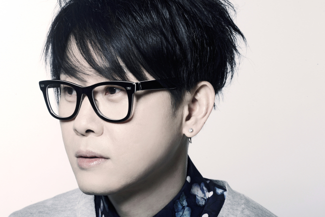 이승환(가수)
뮤지션 이승환이 정규 11집 ‘폴 투 플라이’(fall to fly-前) 앨범 후속곡 ‘화양연화’의 뮤직비디오를 30일 정오 공개하고 활동을 재개한다.
