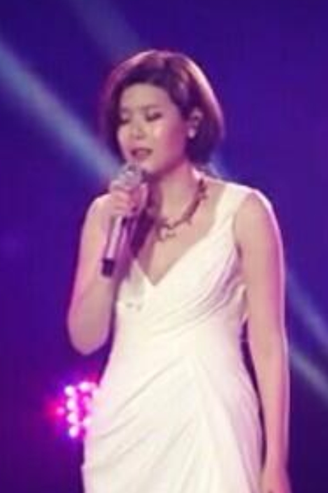 린(이세진/Lyn/가수)
활발한 음악활동으로 마니아층을 형성하고 있는 가수 린과 엠씨더맥스의 이수가 오는 9월 결혼한다.