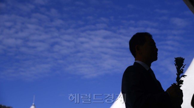 모처럼 화창한 날씨를 보이는 30일 오전 서울광장에 마련된 합동 문향소에 조문객들의 발길이 끊이질 않고 있다. 세월호 참사 실종자들의 무사귀환을 염원하는 노란 리본들이 파란하늘 아래 바람에 펄럭거리고 있다. 박해묵 기자/mook@heraldcorp.com
모처럼 화창한 날씨를 보이는 30일 오전 서울광장에 마련된 합동 문향소에 조문객들의 발길이 끊이질 않고 있다. 세월호 참사 실종자들의 무사귀환을 염원하는 노란 리본들이 파란하늘 아래 바람에 펄럭거리고 있다. 박해묵 기자/mook@heraldcorp.com
애통하고 비통하다. 30일 서울광장에 마련된 합동 분향소에 희생자의 넋을 위로하는 시민 행렬이 끊이지 않고 있다. 한 조문객이 국화 한송이를 들고 희생자들을 애도하고 있다.  박해묵 기자/mook@heraldcorp.com