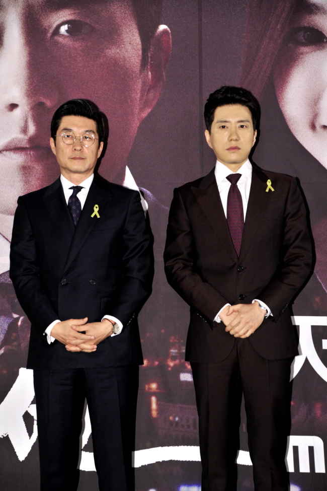 김상중(좌부터/탤런트/영화배우),김명민(탤런트/영화배우/엠엠엔터테인먼트)
세월호 침몰 사고 이후 공식일정을 미루거나 취소했던 방송가가 이번주에 들어서며 새 드라마 제작발표회 일정을 진행 중이다. 드라마의 시작을 홍보하는 자리에 선 제작진과 배우들은 신중한 발언과 차분한 의상으로 애도의 마음을 전했다.