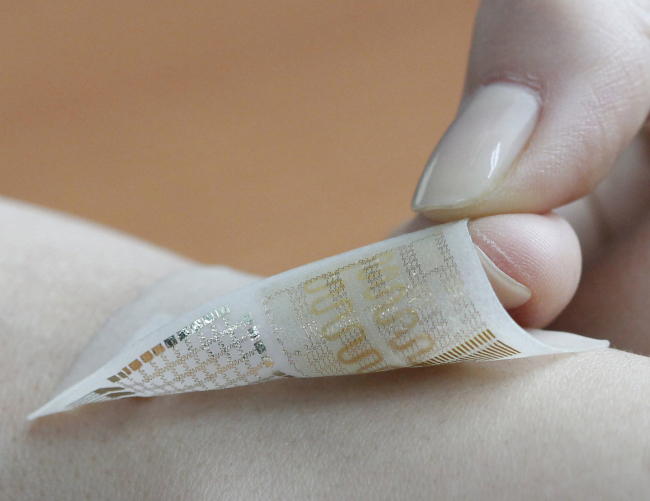 A smart medical patch for treating Parkinson’s disease developed by a research team led by Kim Dae-hyeong.   SNU
