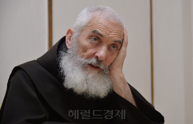 유의배 신부 인터뷰.<br />이상섭 기자. babtong@heraldcorp.com 2014.04.29
유의배 신부 인터뷰.
이상섭 기자. babtong@heraldcorp.com 2014.04.29