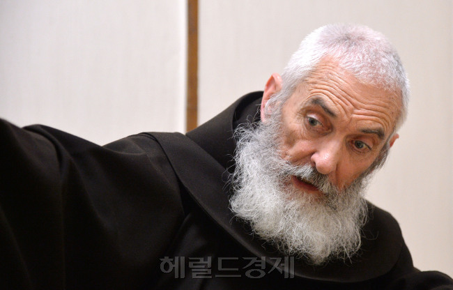 유의배 신부 인터뷰.<br />이상섭 기자. babtong@heraldcorp.com 2014.04.29
유의배 신부 인터뷰.
이상섭 기자. babtong@heraldcorp.com 2014.04.29
