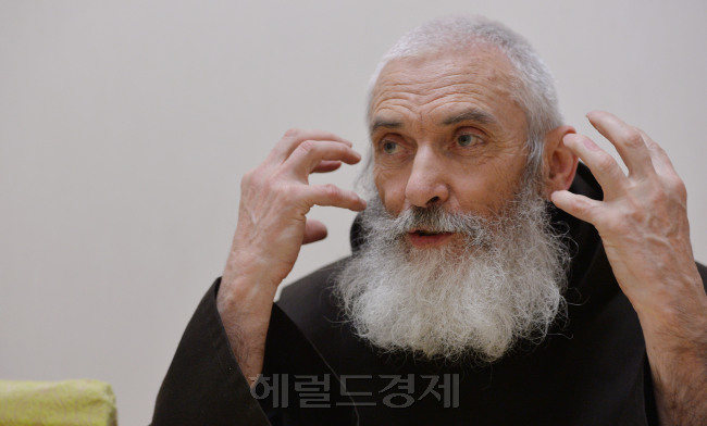 유의배 신부 인터뷰.<br />이상섭 기자. babtong@heraldcorp.com 2014.04.29
유의배 신부 인터뷰.
이상섭 기자. babtong@heraldcorp.com 2014.04.29