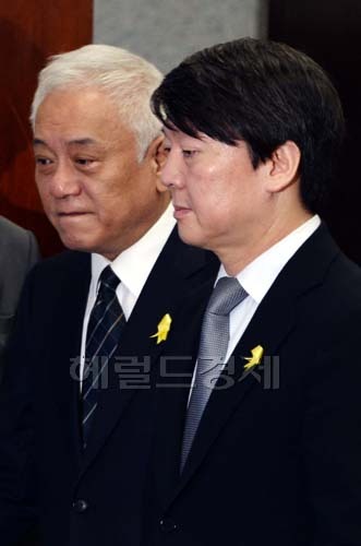 김한길(좌부터/국회의원/전장관/새정치민주연합서울광진갑공동대표),안철수(국회의원/새정치민주연합공동대표)
김한길 새정치민주연합 공동대표가 30일 오전 국회에서 열린 최고위원회의및 여객선침몰사고 대책위원장단 연석회의에 참석하기위해 회의장에 들어오고있다.