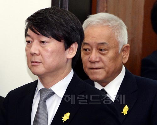 안철수(좌부터/국회의원/새정치민주연합공동대표),김한길(국회의원/전장관/새정치민주연합서울광진갑공동대표)
안철수 새정치민주연합 공동대표(왼쪽)가 30일 오전 국회에서 열린 최고위원회의및 여객선침몰사고 대책위원장단 연석회의에 참석하기위해 회의장에 들어오고있다.