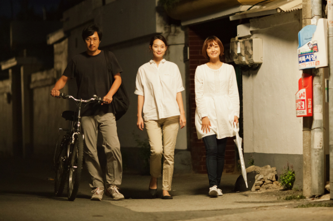 박해일(좌부터/영화배우/HM엔터테인먼트),신민아(양민아/영화배우/탤런트),신소율(영화배우/탤런트)
연변 출신의 재중동포로 작가 세계가 뚜렷한 예술영화를 보여줬던 장률 감독과 한국영화의 톱스타배우 박해일-신민아가 만났다. 비주류 작가주의 영화 감독과 대중적 인기가 높은 스타배우가 어떤 ‘화학작용’을 빚어낼지 기대를 모은다. 오는 6월 12일 개봉하는 영화 ‘경주’다.