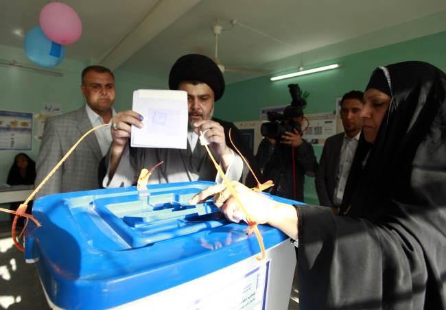 Shiite cleric Moqtada al-Sadr casts his vote in the parliamentary election at a polling station in the central Shiite shrine city of Najaf, Iraq, Wednesday.   AFP-Yonhap