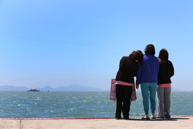 Families of missing passengers of the ferry Sewol look toward the sea at Paengmok Port on Jindo Island, South Jeolla Province, Wednesday.   Yonhap