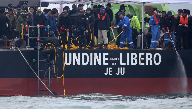 A diver boards Undine Marine Industries Co.’s barge off the coast of Jindo Island, South Jeolla Province, Tuesday.   Yonhap