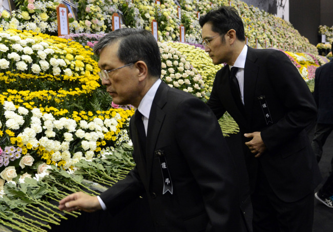 Samsung Electronics vice chairman and group heir Lee Jay-yong (right) and Samsung Electronics chief executive officer Kwon Oh-hyun pay their respects to the victims of the Sewol ferry disaster at the joint altar set up in Ansan, Gyeonggi Province, Wednesday.   Joint Press Corps