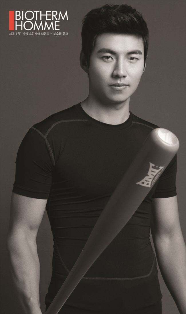 이대형(야구선수/기아타이거즈외야수)
남성 스킨케어 브랜드 비오템 옴므(www.biotherm.co.kr)가 프로야구 시즌을 맞아 LG 트윈스 봉중근, KIA 타이거즈 이대형 선수와 촬영한 화보 및 영상을 공개했다.