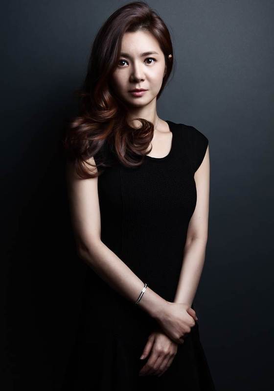 장서희(탤런트/영화배우)
‘일일극의 여왕’ 배우 장서희가 KBS2 새 일일드라마 ‘뻐꾸기 둥지’로 4년 만에 안방극장에 복귀한다.