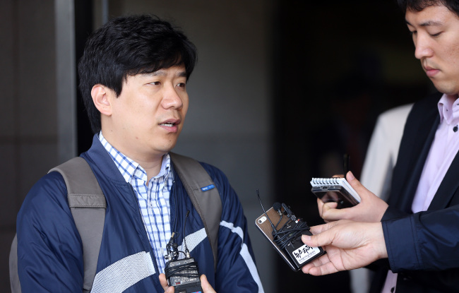 Yoo Woo-seong, a former Seoul City official at the center of a high-profile espionage scandal, answers reporters’ questions at the Seoul Central District Prosecutors’ Office in southern Seoul on Wednesday.   Yonhap