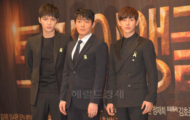 김재중(좌부터/재중/가수/영화배우/JYJ),이범수(영화배우/탤런트),시완(임시완/가수/영화배우/ZE:A/제아파이브)
30일 오후 서울 강남구 논현동 임페리얼 팰리스에서 MBC 새 월화특별기획 ‘트라이앵글’ 제작발표회가 열려 배우 이범수 김재중 임시완이 포즈를 취하고 있다.