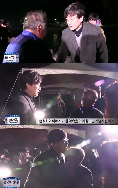 30일 1인 미디어 ‘미디어 몽구’는 자신의 블로그에 JTBC ‘뉴스9’을 진행하는 손석희 앵커의 모습이 담긴 영상을 공개했다.
영상 속 손석희 앵커는 뉴스 진행을 마친 뒤 실종자 가족들에게 다가가 악수를 청했다. 이어 세월호 사고의 실종자 이승현 군의 아버지는 손석희 앵커에게 “사진촬영 건 잊지 마세요”라고 말한 뒤 포옹을 나눠 눈길을 끌었다.