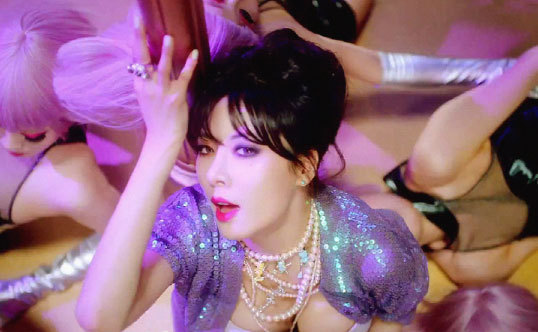 김현아(가수/포미닛/트러블메이커)
HyunA of Korean girl group 4Minute said vivid-colored lip makeup is one of her top beauty tips.
Hyuna performs in the official music video of “Whatcha Doin’ Today”, the title track of 4Minute's fifth EP, “4minute World."