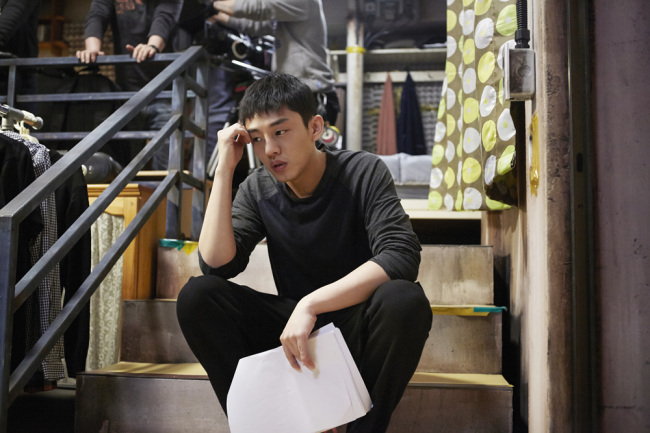 유아인(엄홍식/탤런트/영화배우)
JTBC 드라마 ‘밀회’에서 천재 피아니스트 이선재 역할을 맡아 물 오른 연기력을 보여주며 ’연기 천재'라는 수사도 안게 된 유아인의 ‘열공’ 현장이 공개됐다.