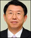 김석균(경찰공무원/해양경찰청청장)
김석균<사진> 해양경찰청장은 30일 “구조와 수색작업이 지체되고 혼선을 초래한 데 대해 무거운 책임을 통감한다”며 “실종자 가족과 국민께 진심으로 사죄한다”고 밝혔다. 세월호 참사 발생 후 해경이 주도하는 구조 및 수색작업에 대한 질타와 비난이 이어졌지만 해경청장이 공식사과를 한 것은 이번이 처음이다.