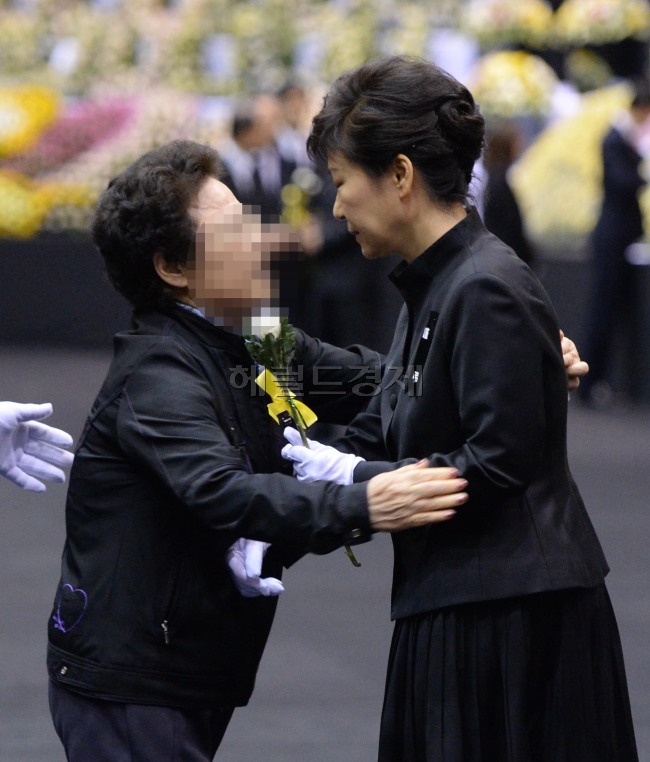 정부 합동분향소에서 박근혜 대통령이 위로해준 할머니가 일반 조문객인 것으로 알려졌다.
박 대통령은 지난 29일 안산 단원구 초지동 화랑유원지 제2주차장에 마련된 합동분향소를 찾아 한 할머니를 위로했고, 이 장면은 일부 매체들에 의해 ‘박근혜 대통령이 유족으로 보이는 조문객을 위로하고 있다“는 내용으로 보도됐다.