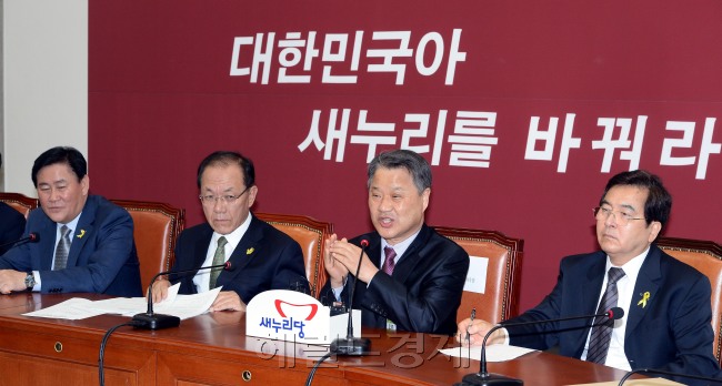 조원철 연세대 방재안전관리연구센터장이 1일 오전 국회에서 열린 새누리당 국가재난안전 확대최고회의에 참석해 발언을 하고 있다.이길동기자.gdlee@heraldcorp.com
조원철 연세대 방재안전관리연구센터장이 1일 오전 국회에서 열린 새누리당 국가재난안전 확대최고회의에 참석해 발언을 하고 있다.이길동기자.gdlee@heraldcorp.com
조원철 연세대 방재안전관리연구센터장이 1일 오전 국회에서 열린 새누리당 국가재난안전 확대최고회의에 참석해 발언을 하고 있다.이길동기자.gdlee@heraldcorp.com