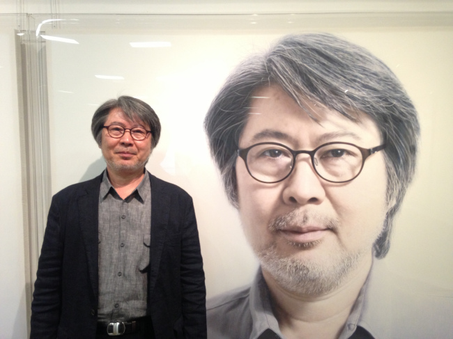 Artist Ko Young-hoon and his self-portrait.   Gana Art Center