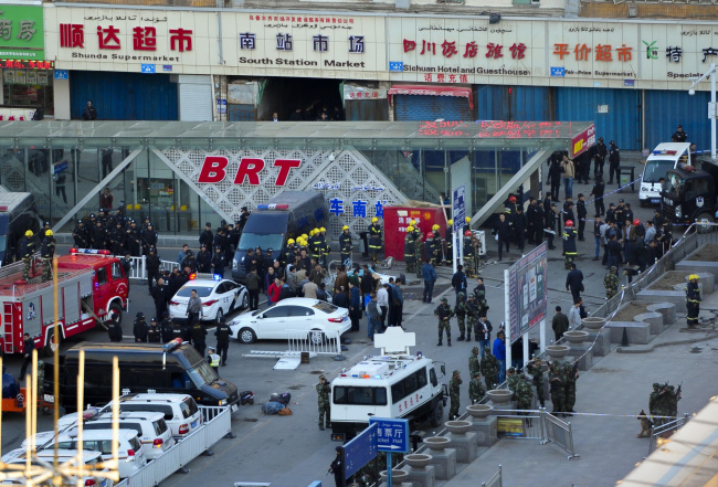 Security personnel gather near the scene of an explosion outside the Urumqi South Railway Station in Urumqi in China’s Xinjiang Uighur Autonomous Region on Wednesday.   AP-Yonhap