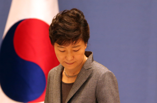 President Park Geun-hye attends a meeting on national fiscal strategy at Cheong Wa Dae on Thursday.   Yonhap
