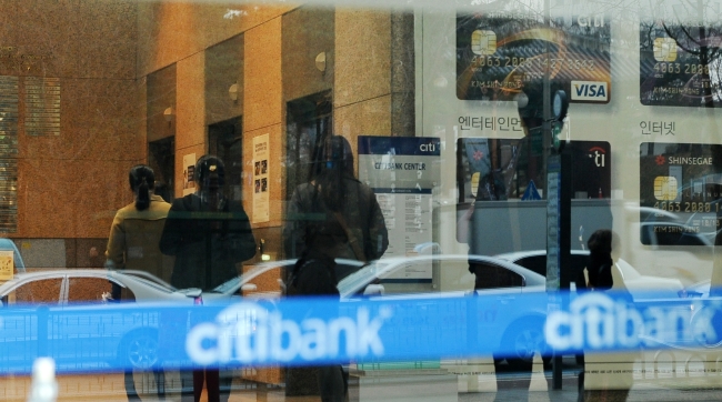 Employees enter a Citigroup Inc. building in Seoul.   The Korea Herald
