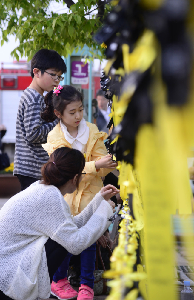 1일 오후 경기도 안산 화랑유원지에 마련된 세월호 사고 희생자 정부 합동분향소를 찾은 시민들이 리본을 달고 있다. [안산=사진공동취재단] 헤럴드경제 박해묵 기자/mook@
1일 오후 경기도 안산 화랑유원지에 마련된 세월호 사고 희생자 정부 합동분향소를 찾은 시민들이 리본을 달고 있다. [안산=사진공동취재단] 헤럴드경제 박해묵 기자/mook@
1일 오후 경기도 안산 화랑유원지에 마련된 세월호 사고 희생자 정부 합동분향소를 찾은 시민들이 리본을 달고 있다. [안산=사진공동취재단] 헤럴드경제 박해묵 기자/mook@
기원을 담아서…. 지난 1일 오후 경기도 안산 화랑유원지에 마련된 세월호 사고 희생자 정부 합동분향소를 찾은 시민들이 리본을 달고 있다. 합동분향소에는 시민들의 발길이 이어지고 있다.  [안산=사진공동취재단]
