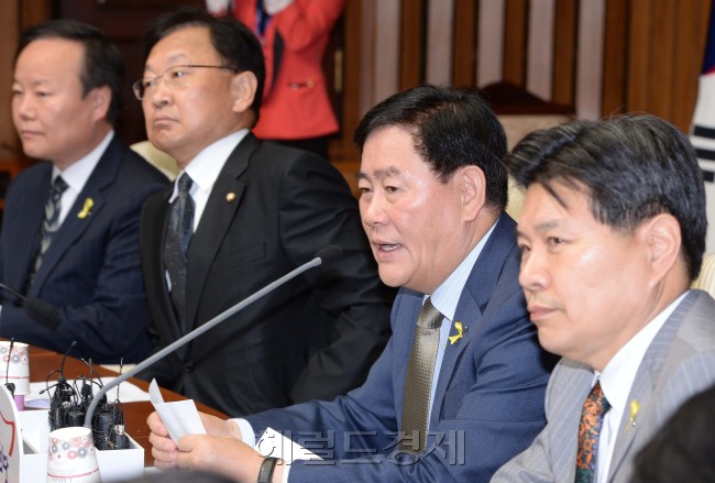 최경환 새누리당원내대표가 2일 오전 국회에서 열린 원내대책회의에 참석해 모두발언을 하고 있다.이길동기자.gdlee@heraldcorp.com
최경환 새누리당원내대표가 2일 오전 국회에서 열린 원내대책회의에 참석해 모두발언을 하고 있다.이길동기자.gdlee@heraldcorp.com