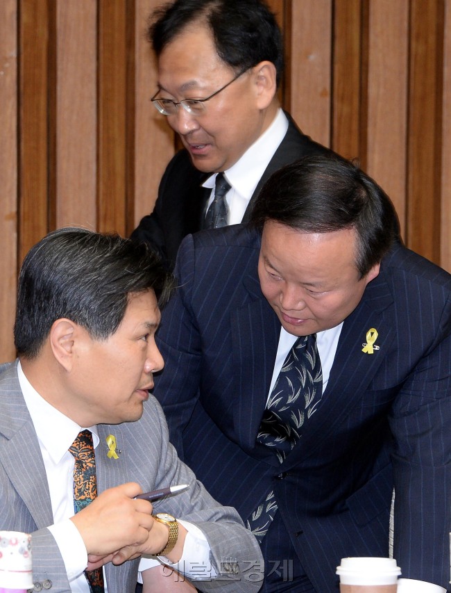 홍문종 새누리당사무총장(왼쪽 두번째)이  2일 오전 국회에서 열린 원내대책회의에 참석해 김재원전략기획본부장과 이야기를 나누고 있다.이길동기자.gdlee@heraldcorp.com
홍문종 새누리당사무총장(왼쪽 두번째)이  2일 오전 국회에서 열린 원내대책회의에 참석해 김재원전략기획본부장과 이야기를 나누고 있다.이길동기자.gdlee@heraldcorp.com