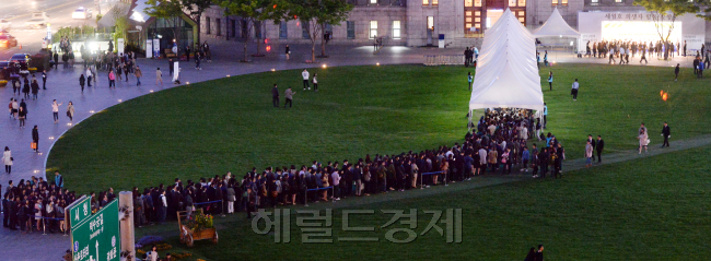 진도 세월호 여객선 침몰 사고 15일째인 30일 오후 서울 중구 시청앞에 설치된 세월호 희생자 합동 분향소에서 서울 시민들이 늦은 밤 까지 길게 줄을 서  애도의 묵념을 올리고 있다.박현구 기자phko@heraldcorp.com 2014,04.30
진도 세월호 여객선 침몰 사고 15일째인 30일 오후 서울 중구 시청앞에 설치된 세월호 희생자 합동 분향소에서 서울 시민들이 늦은 밤 까지 길게 줄을 서  애도의 묵념을 올리고 있다.박현구 기자phko@heraldcorp.com 2014,04.30