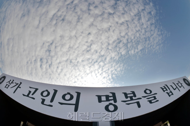 세월호 침몰 사고 희생자들의 공식 합동분향소가 안산 화랑유원지에 마련된 이틀째인 30일 오전 <br />김명섭 기자 msiron@heraldcorp.com
세월호 침몰 사고 희생자들의 공식 합동분향소가 안산 화랑유원지에 마련된 이틀째인 30일 오전
김명섭 기자 msiron@heraldcorp.com