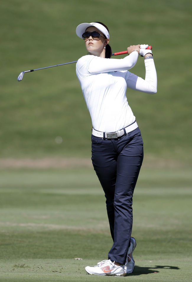 Michelle Wie watches her approach shot to the ninth green during the first round of the North Texas LPGA Shootout golf tournament at the Las Colinas Country Club in Irving, Texas, Thursday. AP-Yonhap