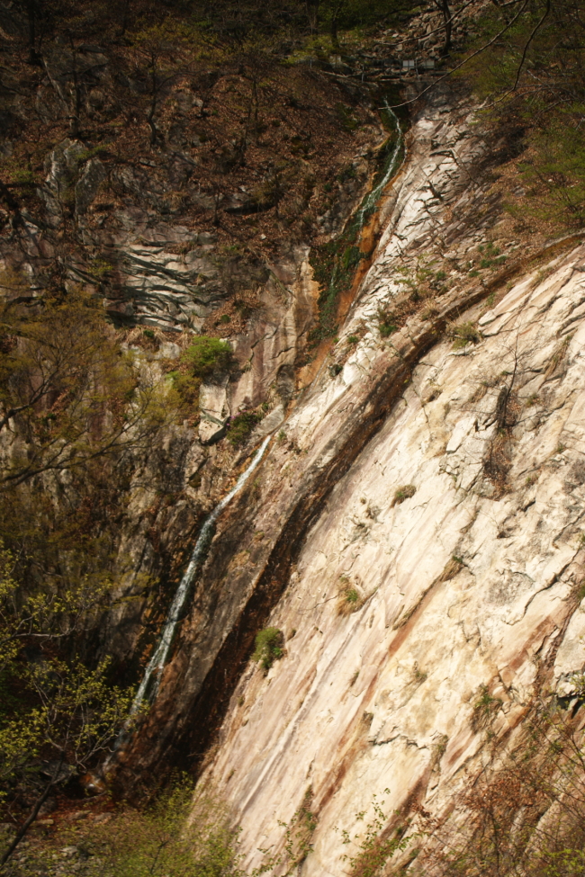 The view of Eunseon Waterfall from a sightseeing platform at Gyeryongsan National Park (Matt Crawford/The Korea Herald)