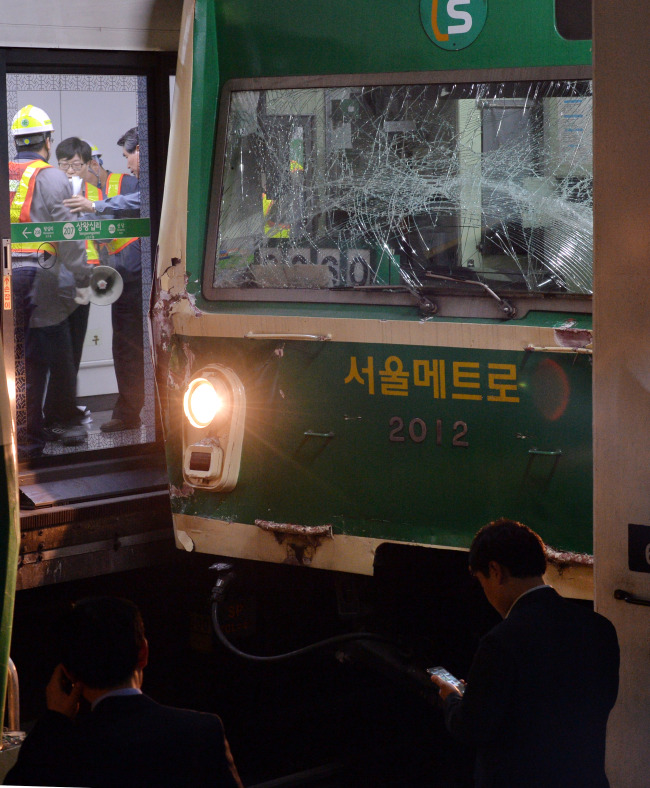 Seoul Metro officials investigate the scene of a subway train collision at Sangwangsimni Station in eastern Seoul on Friday. (Lee Sang-sub/The Korea Herald)