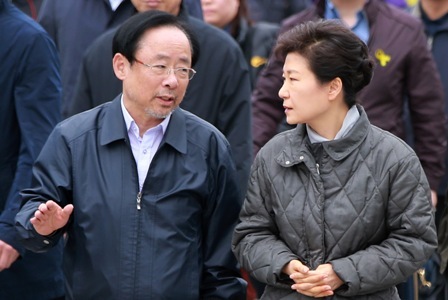President Park Geun-hye (right) and Ocean Minister Lee Ju-young talk at the Paengmok Port in Jindo, South Jeolla Province, on Sunday. (Yonhap)