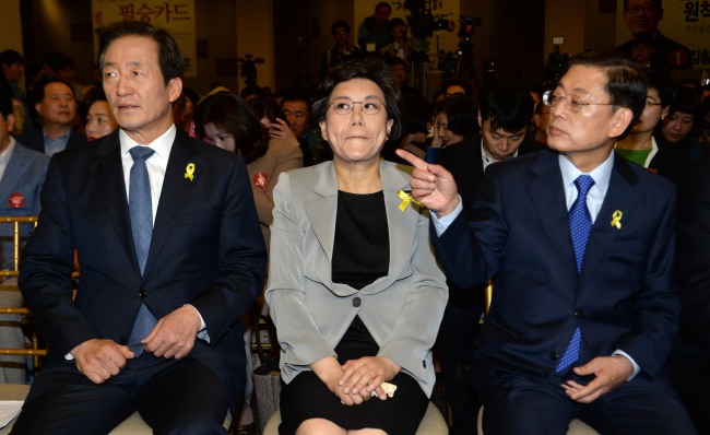 The Saenuri Party’s Seoul mayor hopefuls Rep. Chung Mong-joon (left), Supreme Council member Lee Hye-hoon (center) and former Prime Minister Kim Hwang-sik participate in a policy debate in Seoul on May 2. Yonhap