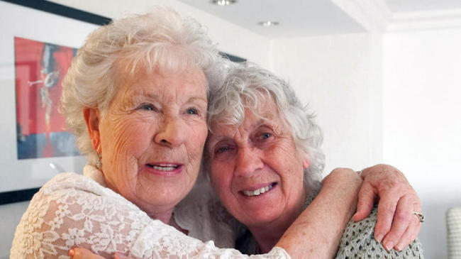 Twin sisters Ann Hunt (left) of Aldershot, England, and Liz Hamel of Albany, Oregon