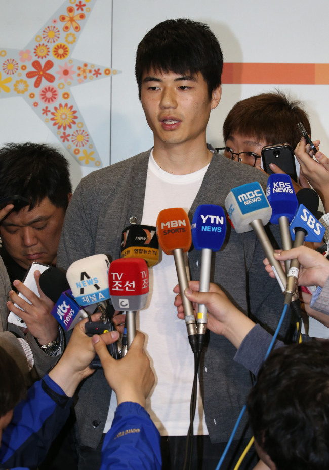 Ki Sung-yueng speaks to reporters at Incheon International Airport on Tuesday.   Yonhap