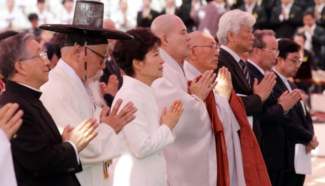 President Park Geun-hye offers a prayer alongside leaders of Korea’s major religions at an event marking Buddha’s Birthday at Jogyesa Temple in Seoul on Tuesday.   Park Hyun-koo/The Korea Herald