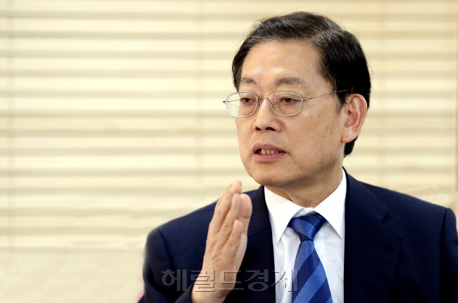 김황식 새누리당 서울시장 예비후보.이길동기자.gdlee@heraldcorp.com
김황식 새누리당 서울시장 예비후보.이길동기자.gdlee@heraldcorp.com
김황식 새누리당 서울시장 예비후보.이길동기자.gdlee@heraldcorp.com